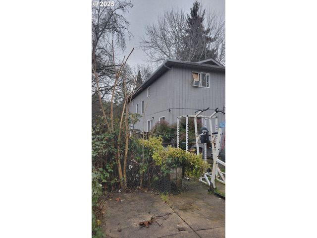318 Ne HOWLAND St, Myrtle Creek, OR 97457