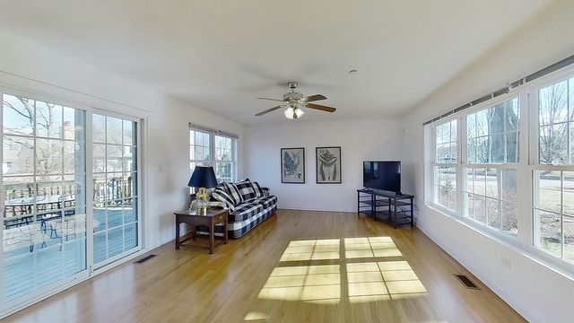 418 E Hillside Avenue, Barrington, IL 60010