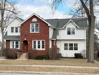 418 E Hillside Avenue, Barrington, IL 60010