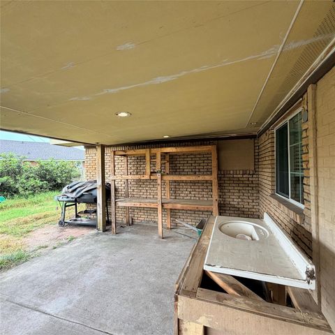 910 San Jacinto Avenue, Texas City, TX 77590