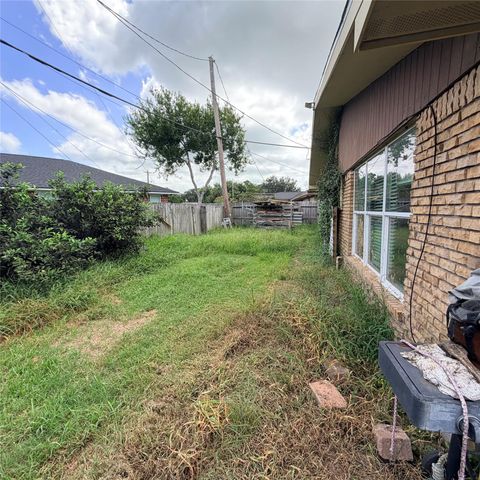 910 San Jacinto Avenue, Texas City, TX 77590