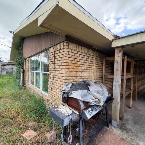 910 San Jacinto Avenue, Texas City, TX 77590