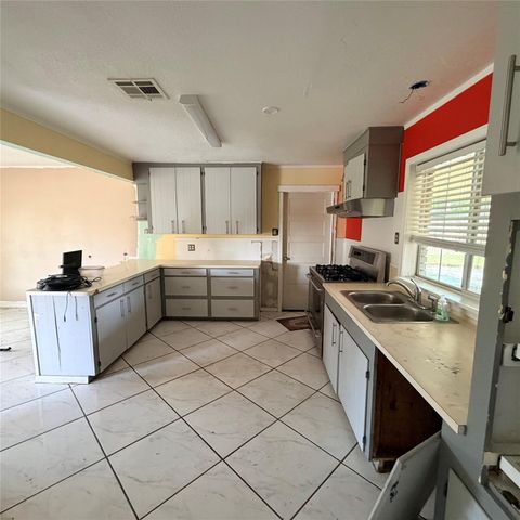 910 San Jacinto Avenue, Texas City, TX 77590