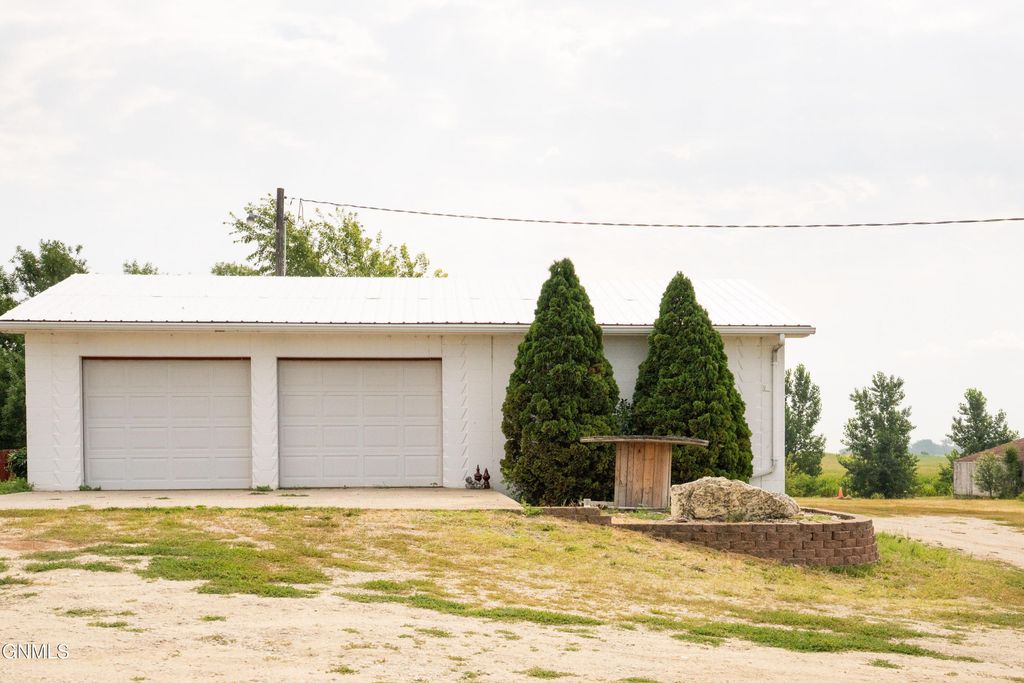 3698 78th Avenue SE, Jamestown, ND 58401 photo 2