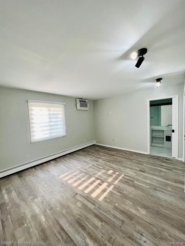 2356 W 14 MILE Road, Royal Oak, MI 48073