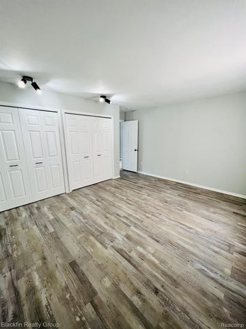 2356 W 14 MILE Road, Royal Oak, MI 48073