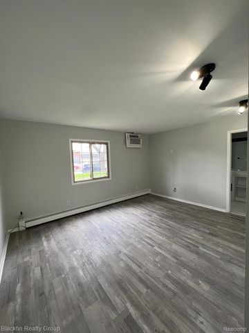 2356 W 14 MILE Road, Royal Oak, MI 48073