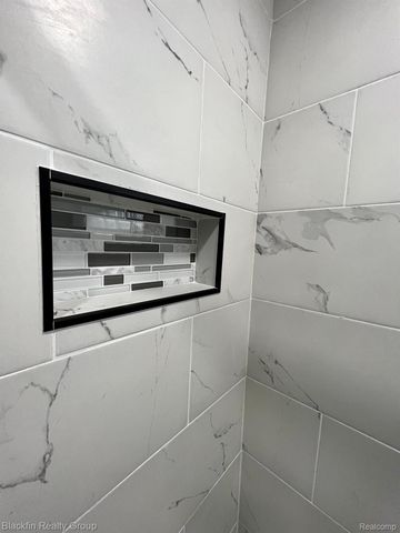 2356 W 14 MILE Road, Royal Oak, MI 48073