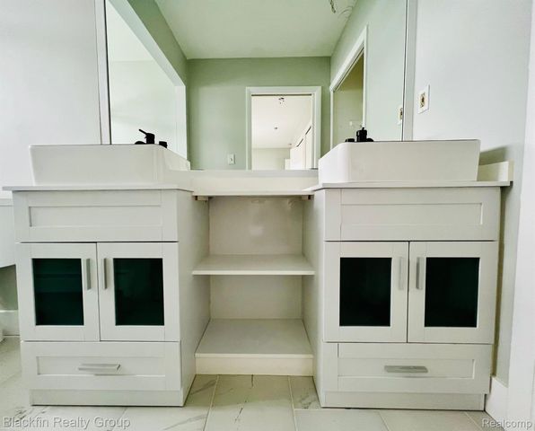 2356 W 14 MILE Road, Royal Oak, MI 48073