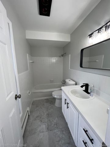 2356 W 14 MILE Road, Royal Oak, MI 48073