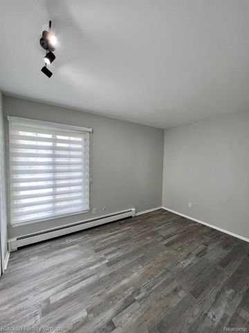 2356 W 14 MILE Road, Royal Oak, MI 48073