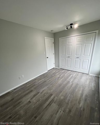 2356 W 14 MILE Road, Royal Oak, MI 48073