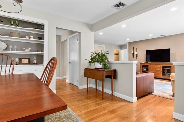 79 Topsfield Rd, Wenham, MA 01984