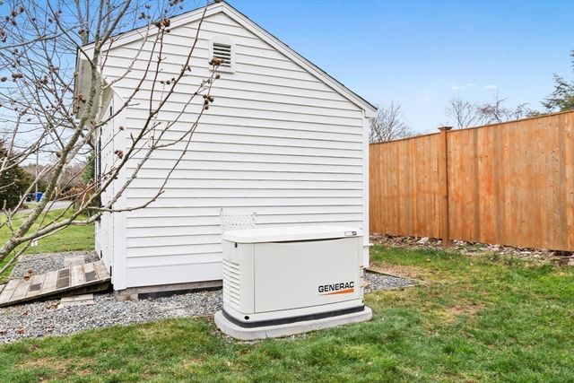 79 Topsfield Rd, Wenham, MA 01984