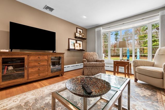 79 Topsfield Rd, Wenham, MA 01984