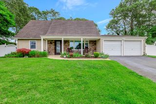 5 Hysler Court, Coram, NY 11727
