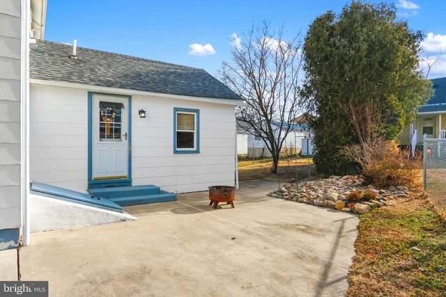 38 E 2ND ST, Alburtis, PA 18011