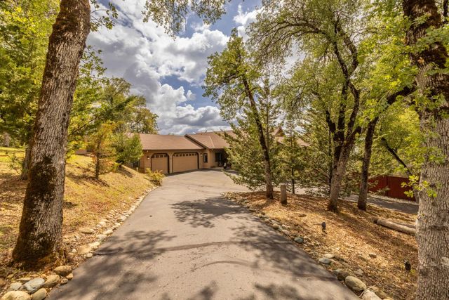 7410 White Oak Dr, Placerville, CA 95667