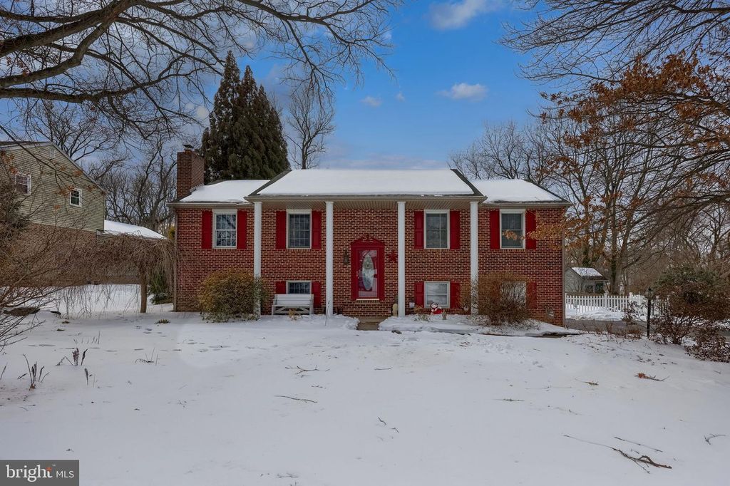 Image 1 of property listing at 4425 CEDARWOOD DR, York, PA 17402
