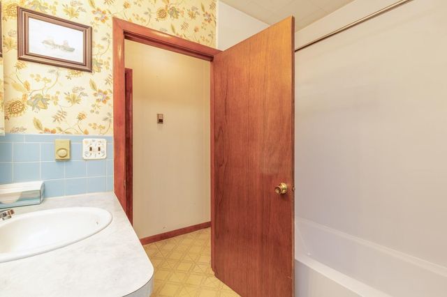 10 Dutton Road, Pelham, NH 03076