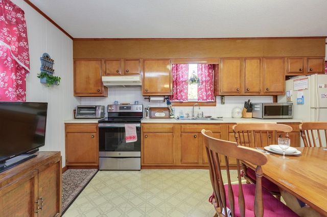 10 Dutton Road, Pelham, NH 03076