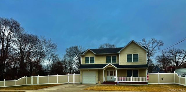 285 Daniel Street, Lindenhurst, NY 11757