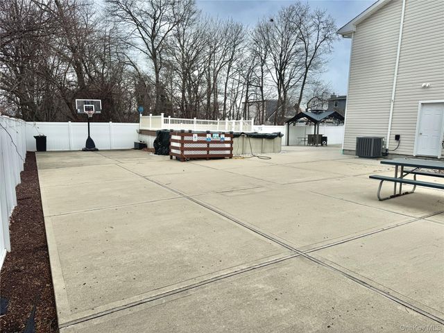 285 Daniel Street, Lindenhurst, NY 11757