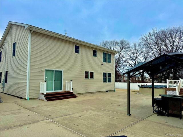 285 Daniel Street, Lindenhurst, NY 11757