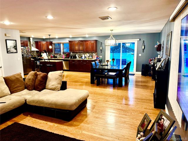 285 Daniel Street, Lindenhurst, NY 11757