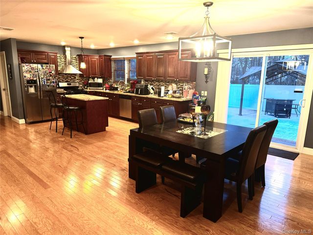 285 Daniel Street, Lindenhurst, NY 11757