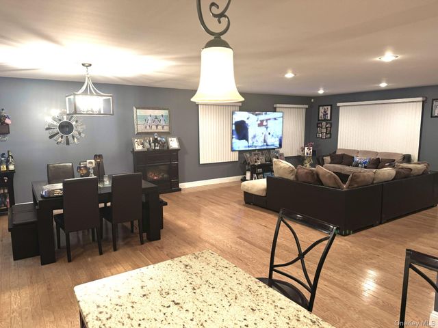 285 Daniel Street, Lindenhurst, NY 11757