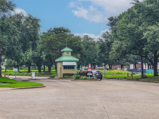 2001 Enterprise Avenue 4, League City, TX 77573