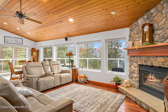 8995 N CLARKVIEW PL, Hayden, ID 83835