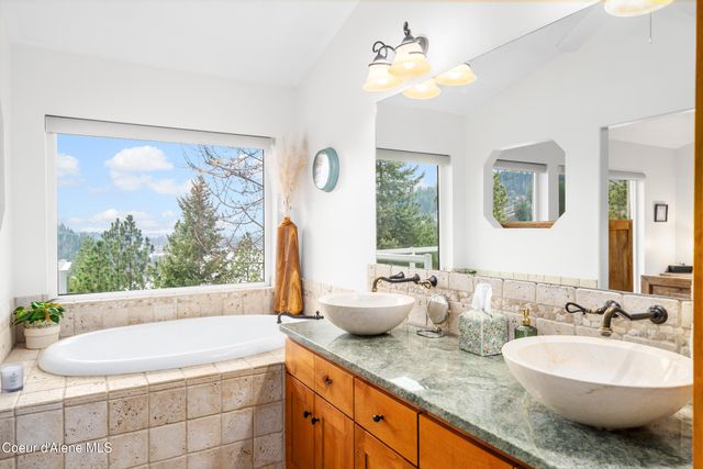 8995 N CLARKVIEW PL, Hayden, ID 83835