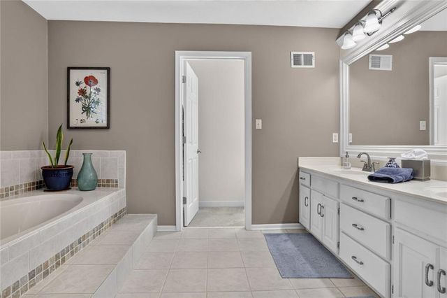 7808 NW 76th Place, Kansas City, MO 64152