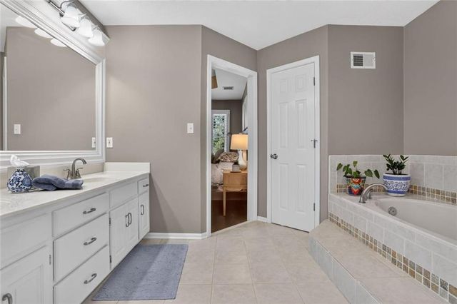 7808 NW 76th Place, Kansas City, MO 64152