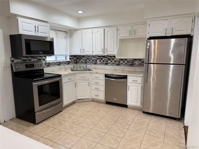 11 Mel Court, Bay Shore, NY 11706