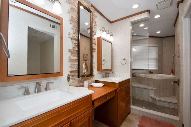 888 Davis Road, League City, TX 77573