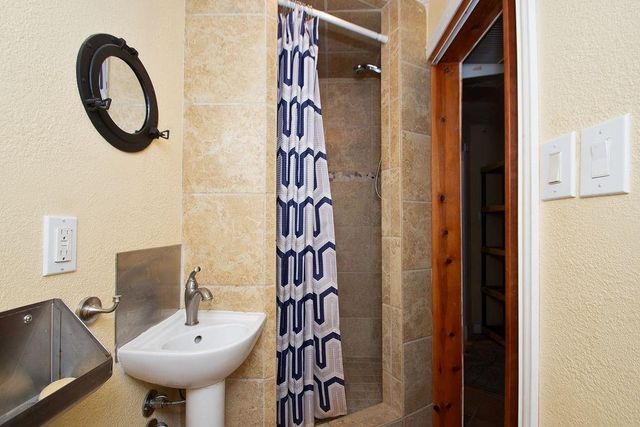 888 Davis Road, League City, TX 77573