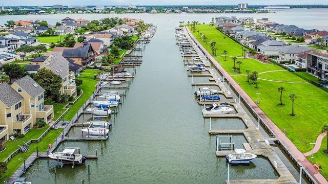 888 Davis Road, League City, TX 77573