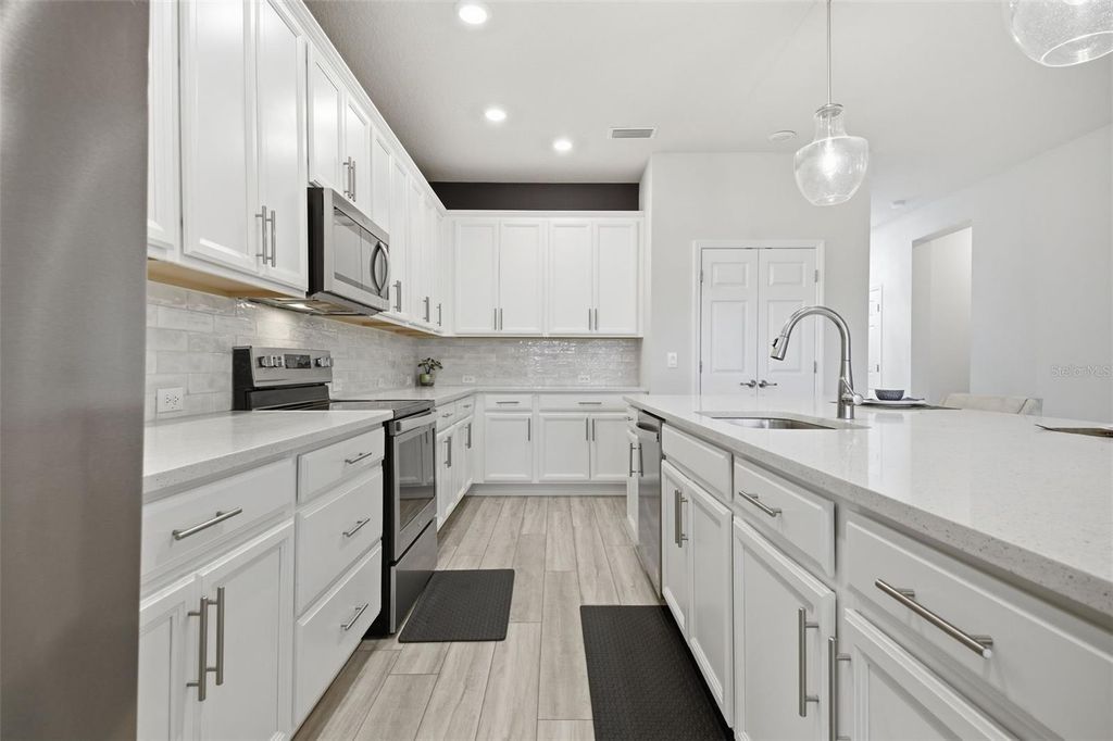 Image 13 of property listing at 8518 ARROW CREEK DRIVE, Parrish, FL 34219