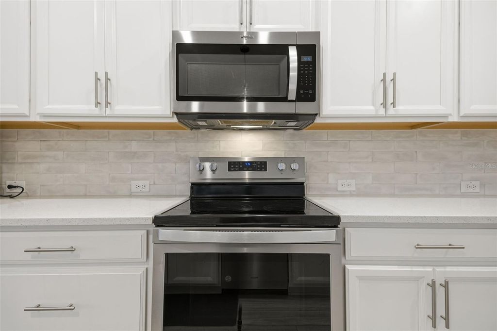 Image 15 of property listing at 8518 ARROW CREEK DRIVE, Parrish, FL 34219