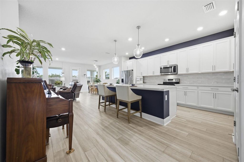 Image 10 of property listing at 8518 ARROW CREEK DRIVE, Parrish, FL 34219