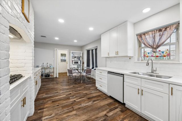 7711 Twin Hills Drive, Houston, TX 77071
