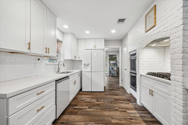 7711 Twin Hills Drive, Houston, TX 77071