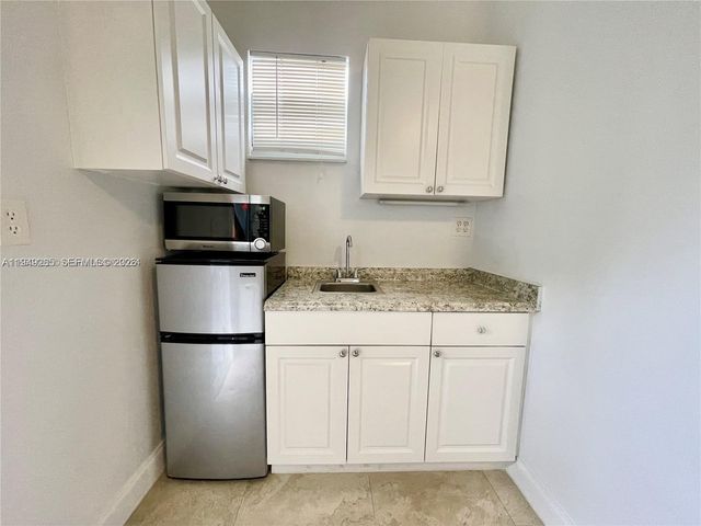 712 SW 5th Court 3, Hallandale Beach, FL 33009
