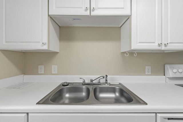 300 Myrtle Greens Dr Apt F, Conway, SC 29526