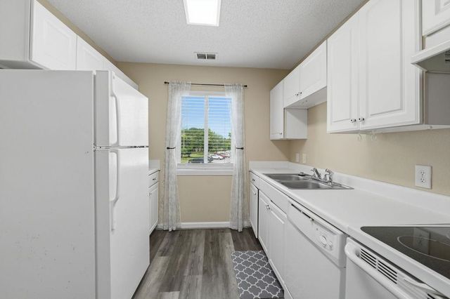 300 Myrtle Greens Dr Apt F, Conway, SC 29526
