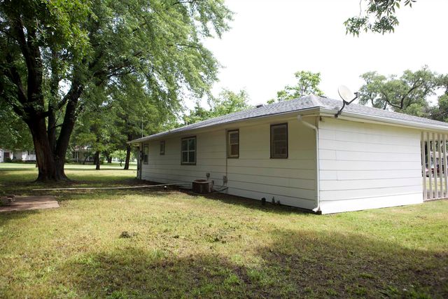 213 S Poplar St, Douglass, KS 67039