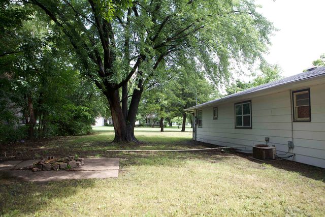 213 S Poplar St, Douglass, KS 67039